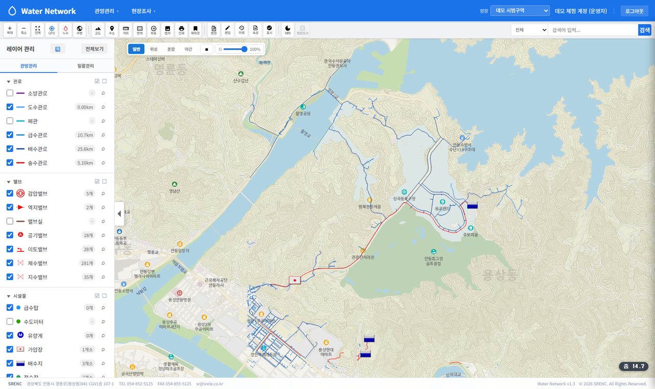 GIS 관망도 화면 · 지도 위에 관로와 밸브, 시설물을 레이어별로 표시하고 왼쪽에서 레이어와 연장을 관리하는 모습